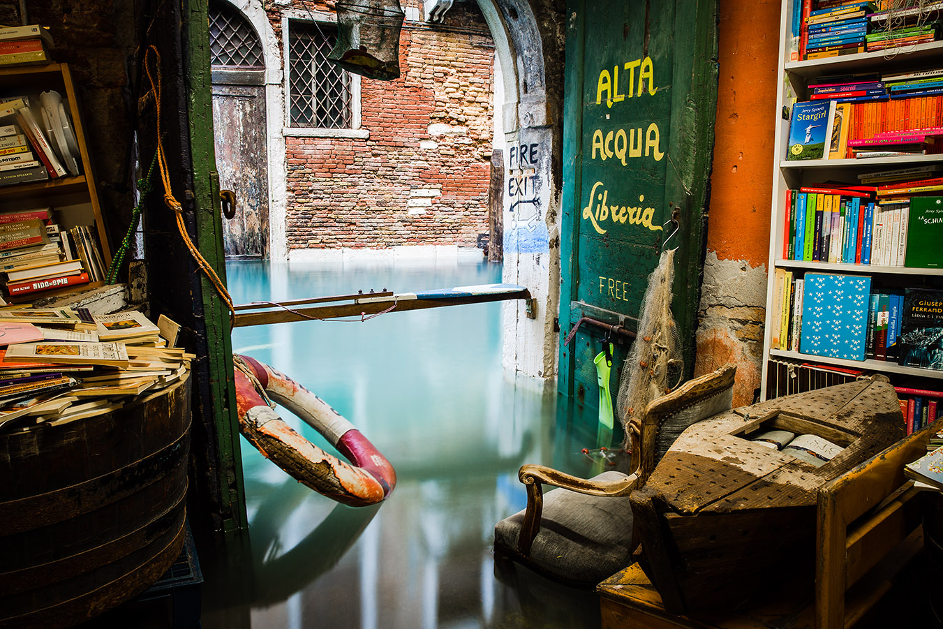 Acqua alta" di venezia, la libreria galleggiante vivicreativo: Librerie belle ed originali