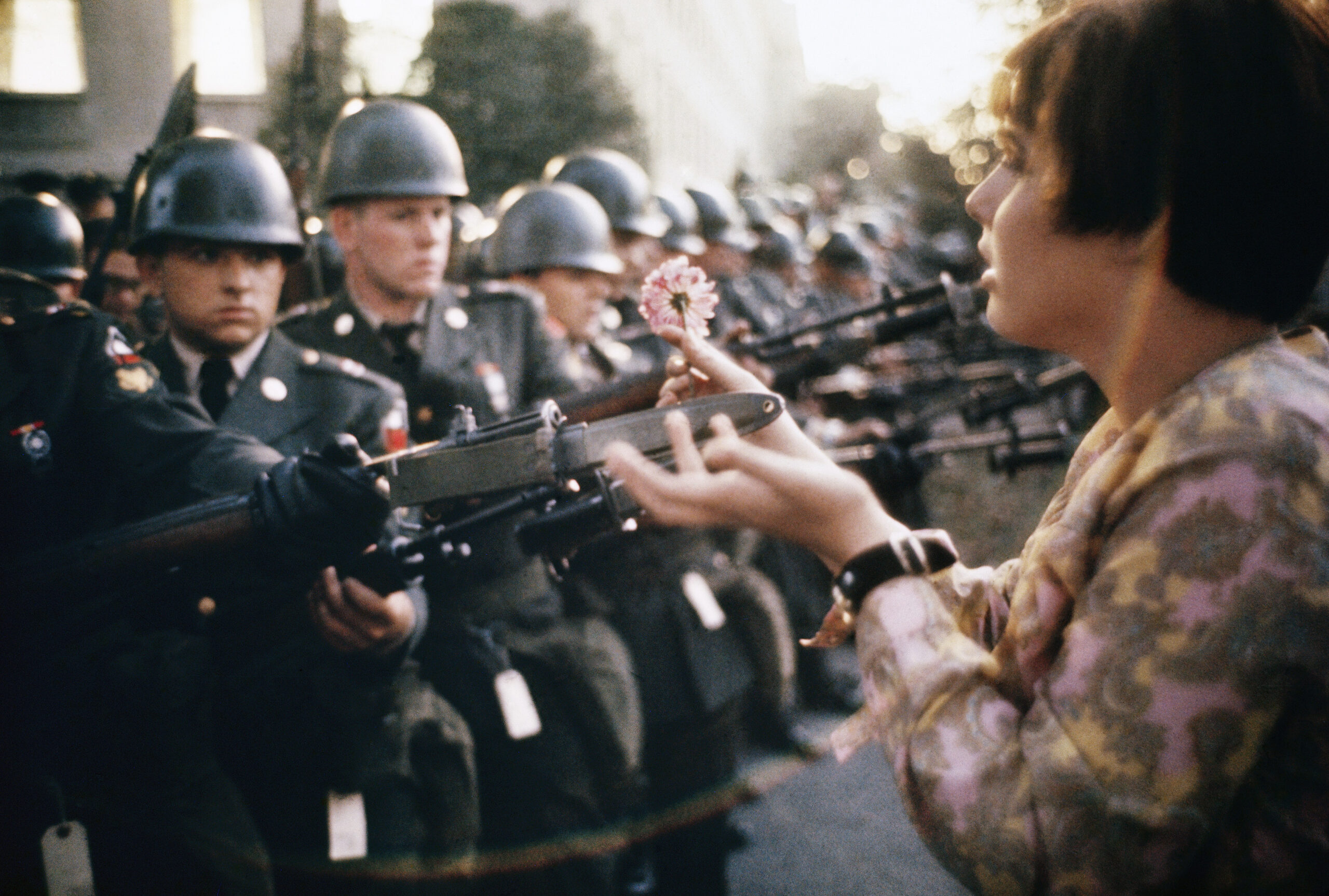 La jeune fille a la fleur – Washington 1967 © Fonds Marc Riboud au MNAAG