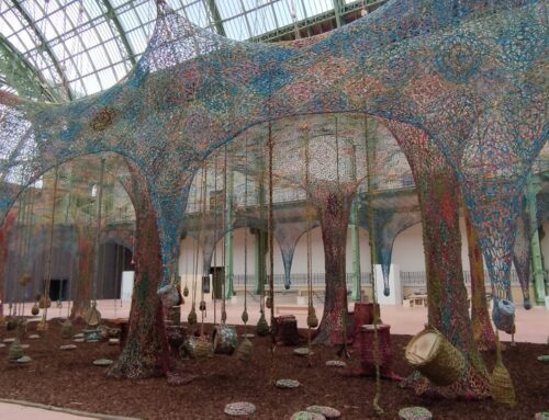 Colori, tessuti e spiritualità: il mondo sospeso di Ernesto Neto a Parigi