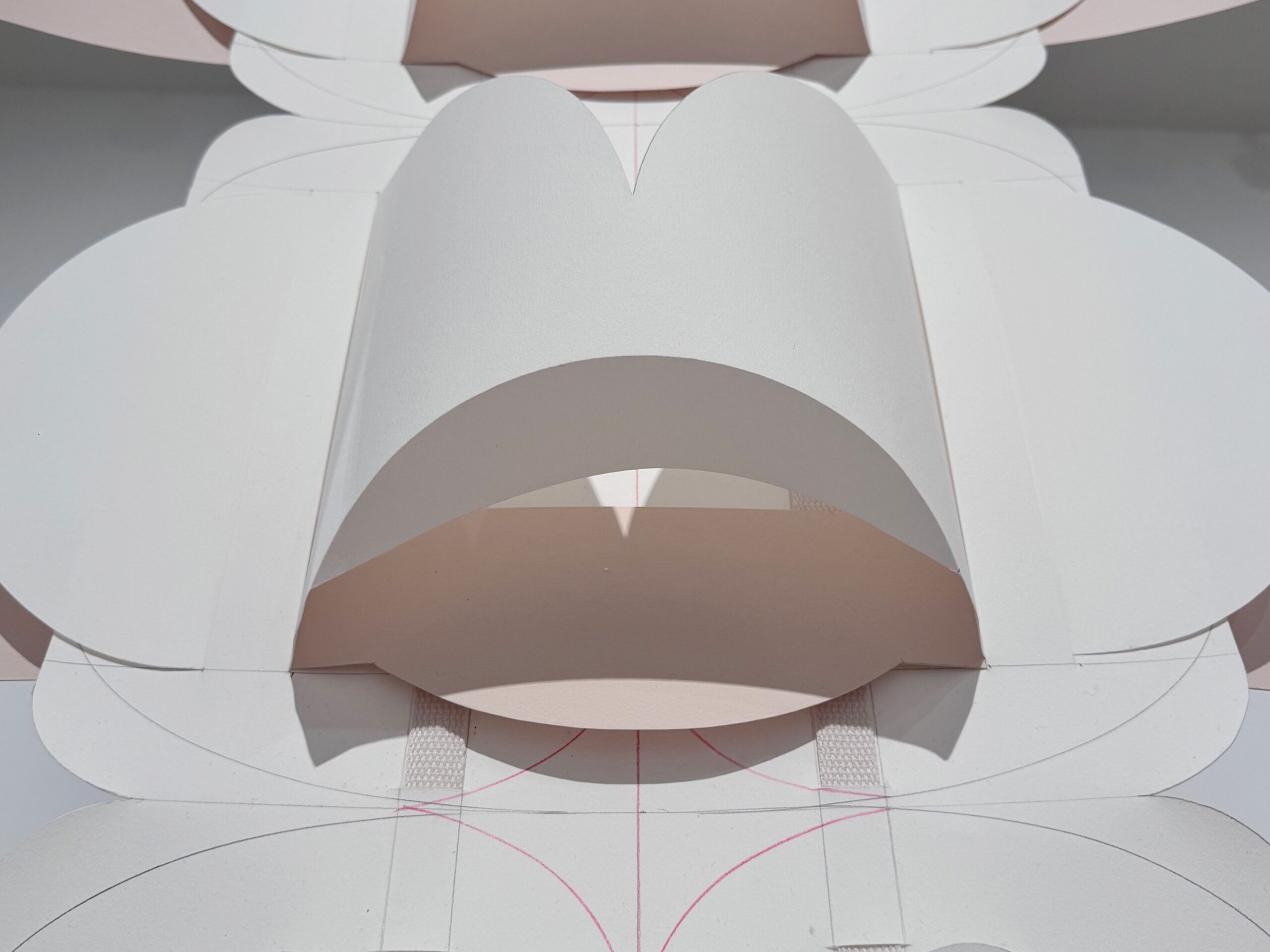 Chloé Vanderstraeten, Colonne II, 2025, découpage et pliage sur papier, 70 x 35 x 500 cm. OEuvre réalisée pour le FRAC Amiens