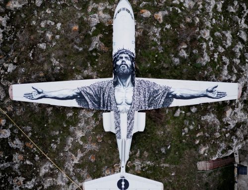 Micha Haeni trasforma un Yak-40 in una monumentale figura del Cristo sulle rive del Lago Sevan