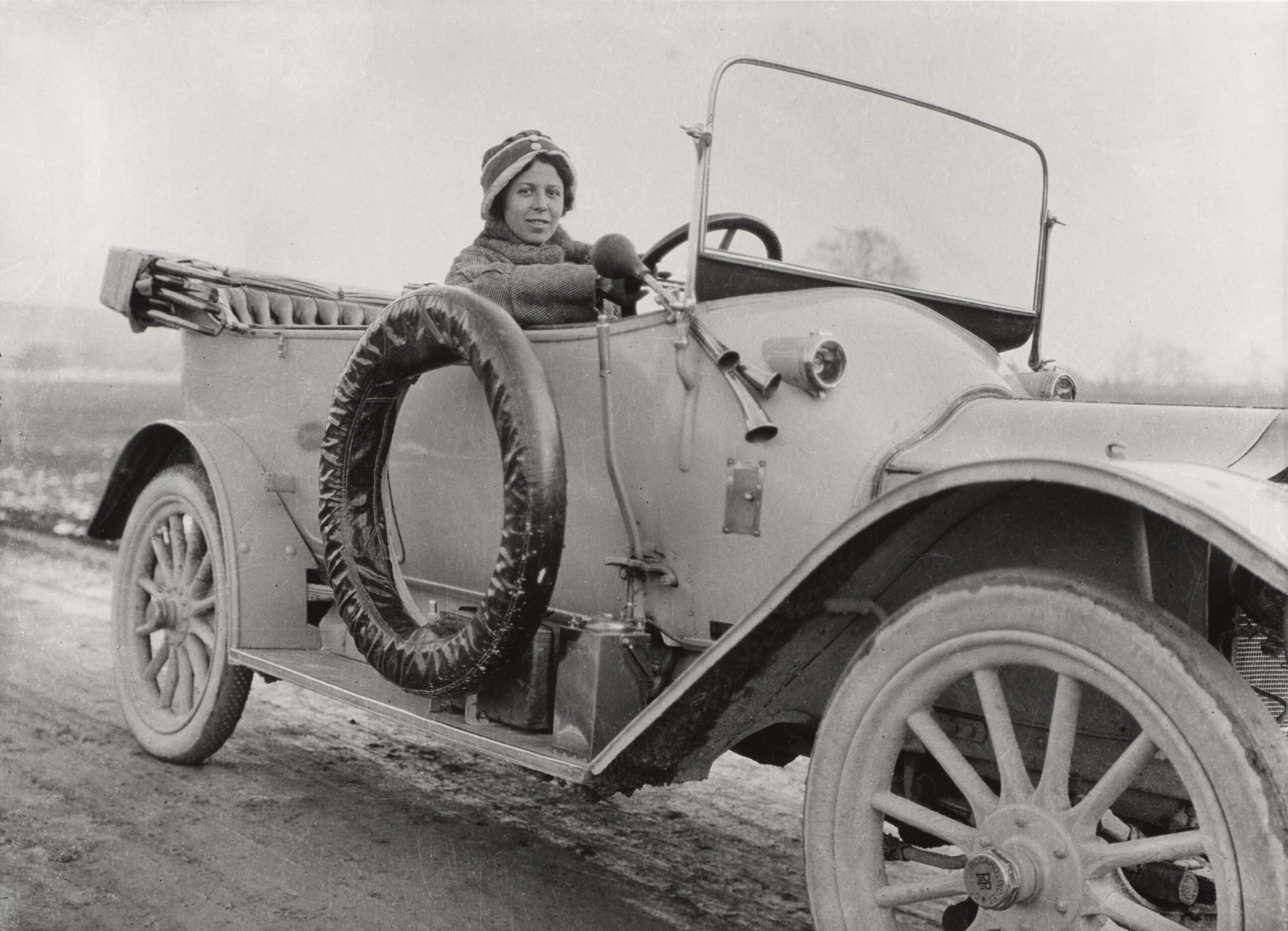 Gertrud Dübi-Müller in ihrem Automobil der Marke «Pic-Pic», ca.